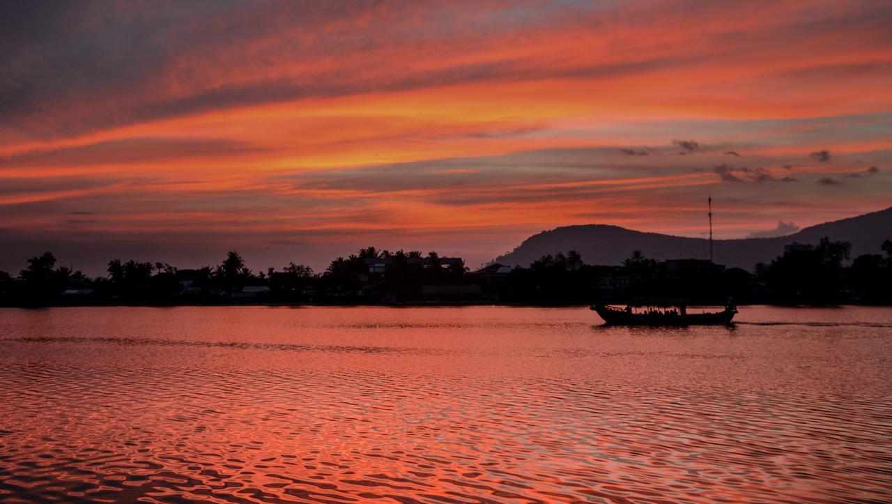 Blue Buddha Hotel Kampot Exterior photo